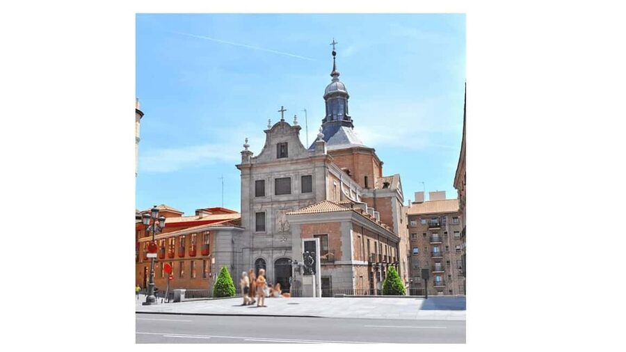 A more complete and fun audio-guided tour with an urban tuk-tuk - A fast orientation across central Madrid