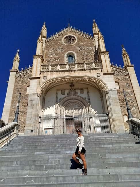 A more complete and fun audio-guided tour with an urban tuk-tuk - Cibeles Fountain and practical photo time
