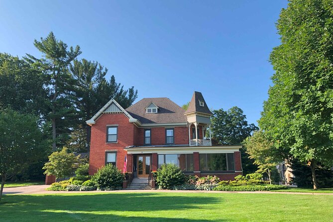 A Self-Guided Walking Audio Tour of Holland, Michigan - Starting at 106 E 8th Street in downtown Holland