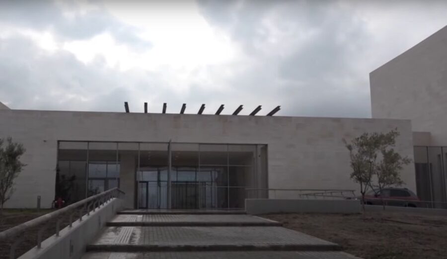 Aigai: Polycentric Museum & Royal Graves E-ticket with Audio - Exploring the palace, sculpture, and bronze work