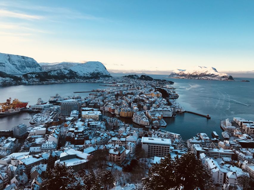 Ålesund: Ålesund and Surrounding Islands Audio Guide Tour - Aksla gives you the tour’s finest city view