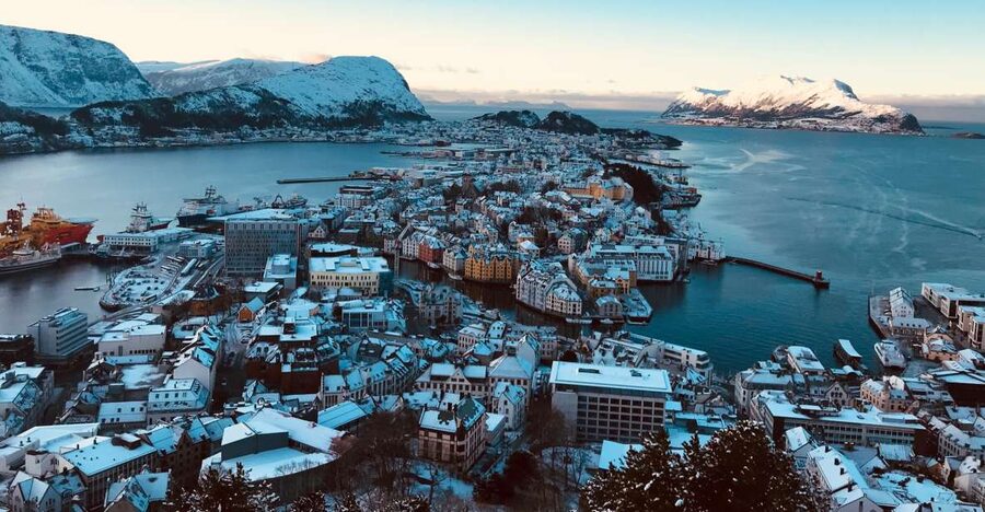 Ålesund: Ålesund and Surrounding Islands Audio Guide Tour - Meeting the bus near Ålesund’s harbor
