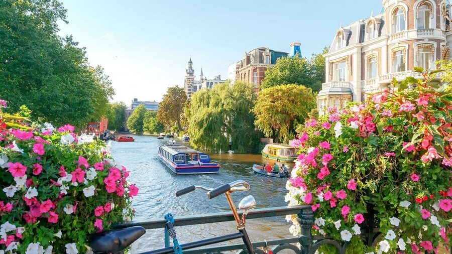 Amsterdam Audioguide - TravelMate app for your smartphone - The Royal Palace, Basilica of the Friars, and other historic stops