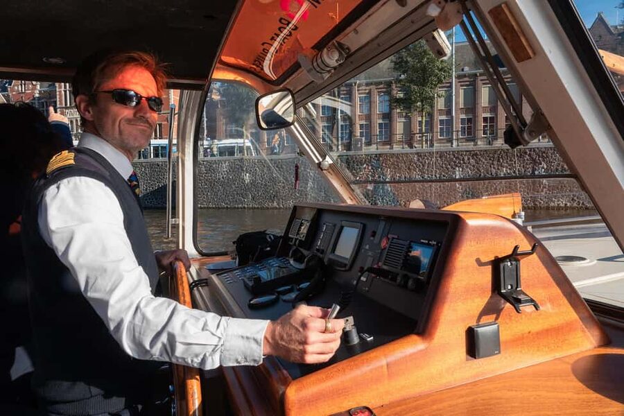 Amsterdam: Canal Cruise with Live Commentary & Audio Guide - Central Amsterdam and the return on the IJ