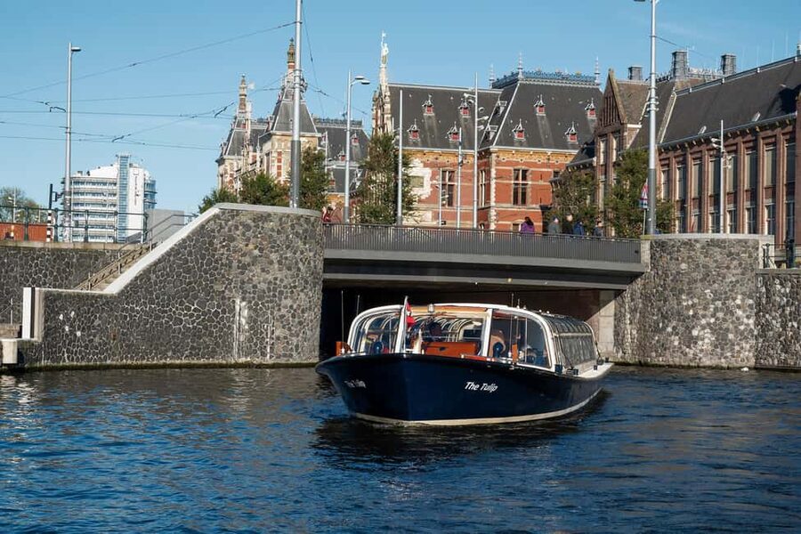 Amsterdam: Canal Cruise with Live Commentary & Audio Guide - Live guide or audio guide?
