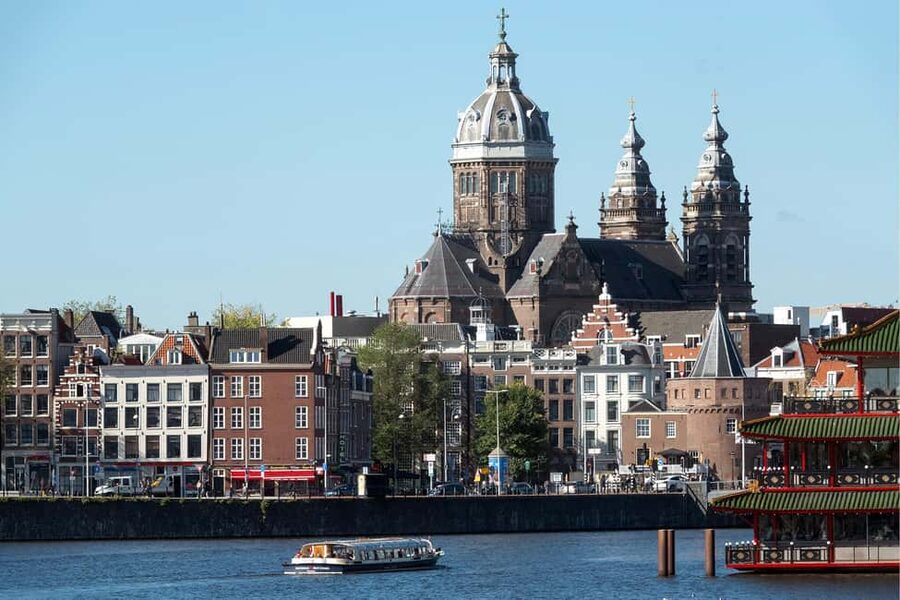 Amsterdam: Canal Cruise with Live Commentary & Audio Guide - Finding the boat beside the IJ River