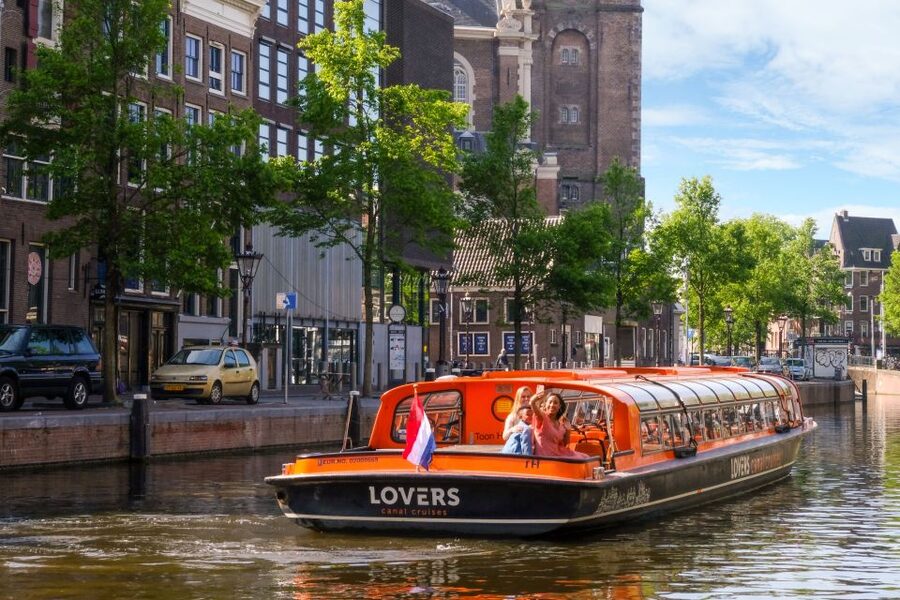 Amsterdam: City Centre Canal Cruise including Audioguide - Following the route from the IJ River to the Amstel