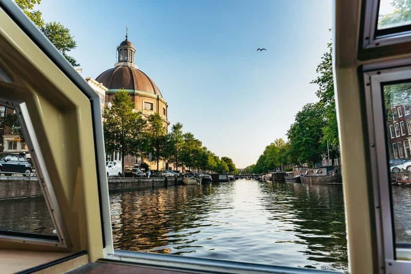 Amsterdam: Heated Canal Cruise Including Audioguide - The audio guide and the human touch
