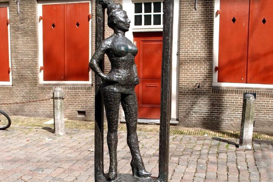 Amsterdam: Red Light District 1-hour Smartphone Audio Tour - Audio quality, language, and phone preparation
