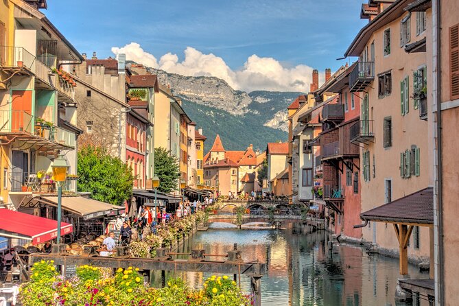 Annecy Scavenger Hunt and Highlights Self Guided Audio Tour - Annecy Town Hall and Saint-François Church