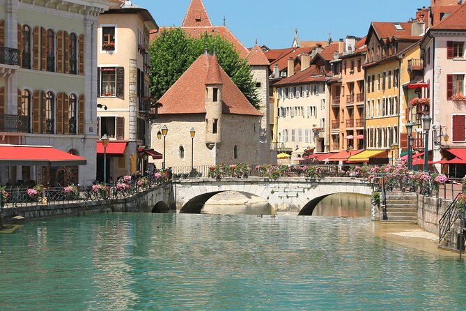 Annecy Scavenger Hunt and Highlights Self Guided Audio Tour - Pont des Amours gives you the right start