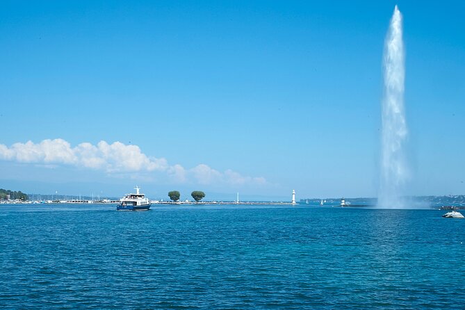 Audioguided sightseeing cruise of Geneva - Leaving Quai du Mont-Blanc and crossing the harbor