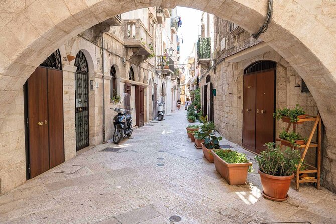Bari Walking Tour with Audio and Written Guide by a Local - Spending an hour at Castello Normanno Svevo