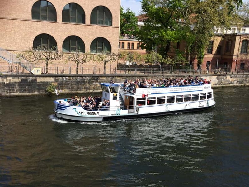 Berlin: Boat Sightseeing Cruise with Audioguide - The boat, roof, heating, and onboard service