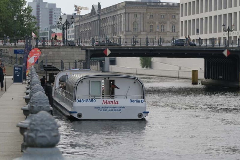 Berlin: Boat Sightseeing Cruise with Audioguide - Nikolaiviertel and Mühlendammschleuse