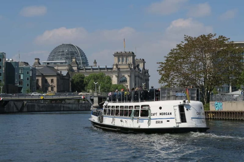 Berlin: Boat Sightseeing Cruise with Audioguide - Humboldt Forum and Museum Island