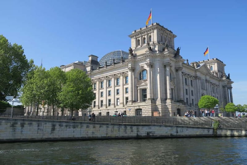 Berlin: Boat Sightseeing Cruise with Audioguide - Reichstag, Hauptbahnhof, and the government district