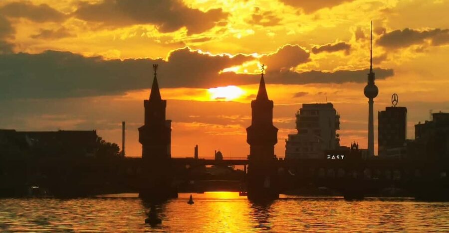 Berlin: Solar Powered Sunset Catamaran Cruise & Audio Guide - Setting out beside the Oberbaum Bridge