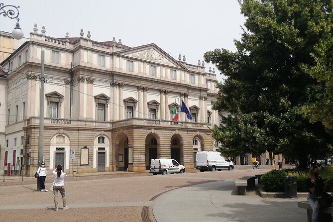 Best of Milan audio tour: From the gorgeous Duomo to Castello Sforzesco - Largo Cairoli and Piazza Castello