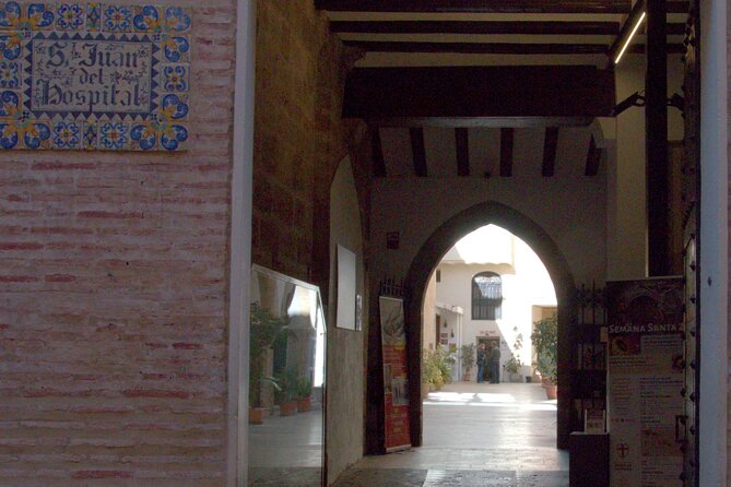 Between Two Gates: A Self-Guided Audio Tour in Valencia - The Cathedral’s Door of the Almoina