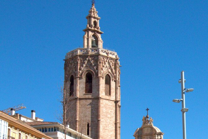 Between Two Gates: A Self-Guided Audio Tour in Valencia - Palace details and Europe’s narrowest house