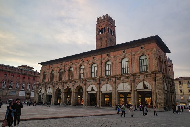 Bologna: City Walk with Audio Guide in 7 Languages on your Phone - Palazzo del Podesta and the city’s medieval power