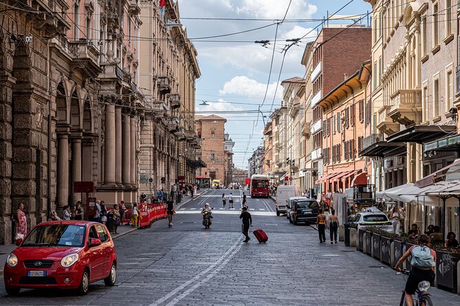 Bologna: City Walk with Audio Guide in 7 Languages on your Phone - What the 35 stories add
