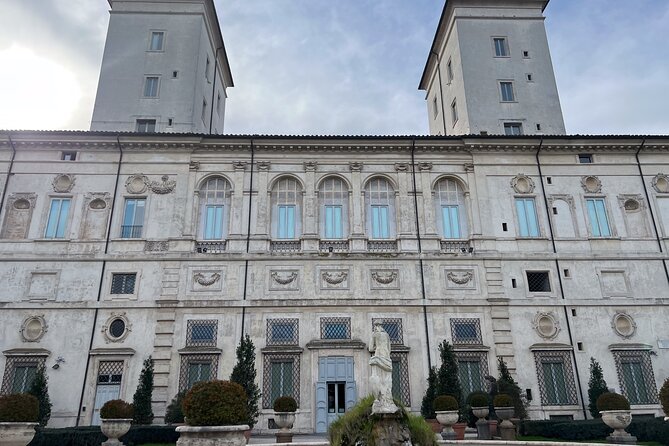 Borghese Gallery entry ticket and audioguide App - Meeting the host at the gallery entrance