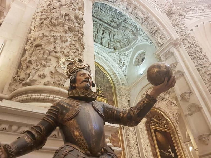 Cathedral and Giralda Entry Ticket with Audio Guide - Seville Cathedral: scale before detail