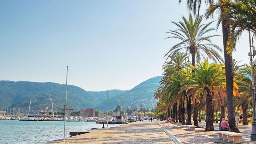 Cinque Terre Audioguide - TravelMate app for your smartphone - La Spezia and Portovenere add useful range