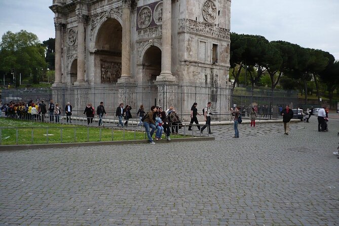 Colosseum Arena Digital audio Guided tour & Forum palatine entry - Audio app versus a live guide