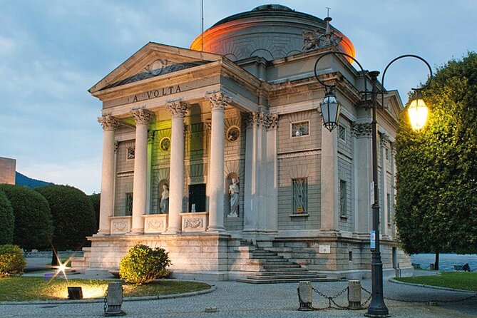 Como Walking Tour with Audio and Written Guide by a Local - Piazza Cavour and the first big lake view