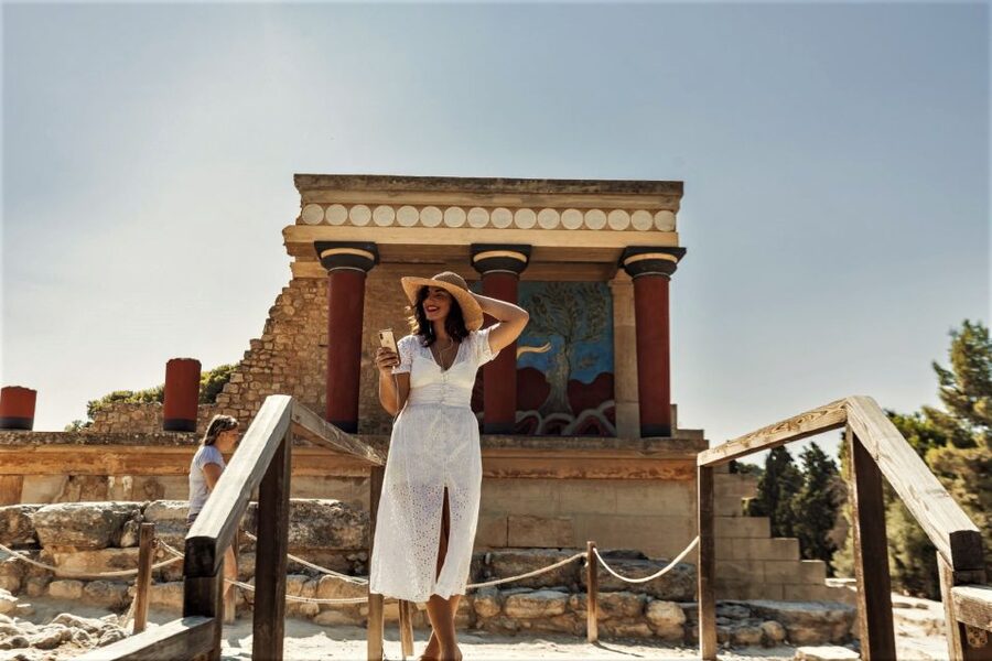 Crete: Knossos Palace and Museum E-Tickets with Audio Guides - Timing, crowds, and the four to six hour estimate