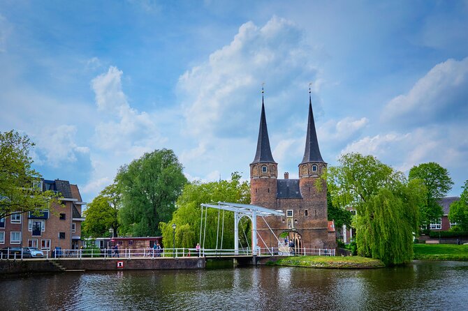 Delft: City Walk with Audio Guide in 7 Languages on your Phone - The Oude Kerk and its famous lean
