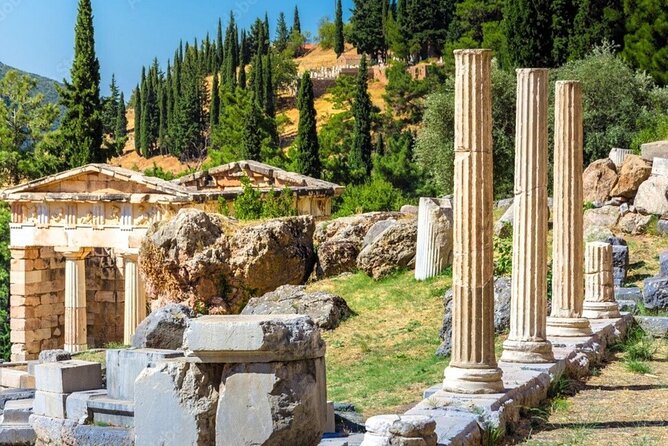 Delphi: Self-guided Audiovisual Tour with 3D Representations - Eight languages and the value of self-guided travel