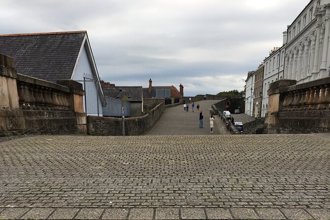 Derrie Danders: Highlights of the Walled City a Self-Guided Audio Tour - Walking beside the Derry Walls