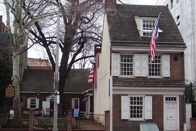 Discover Fantastic Philadelphia: Self-Guided Audio Tour - From the Rocky steps to the Benjamin Franklin Parkway