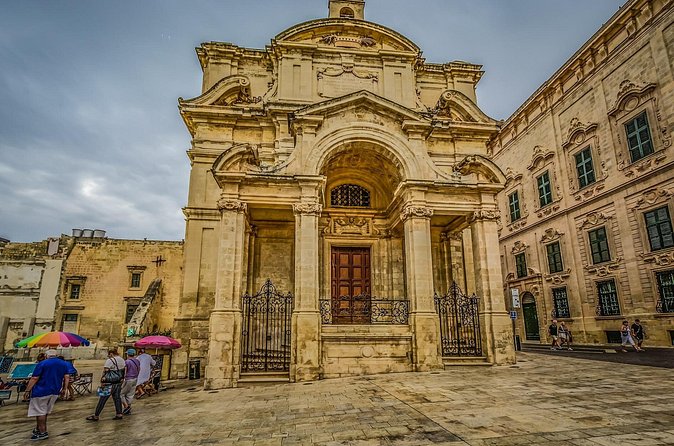 Discover Fantastic Valletta: Self-Guided Audio Tour - Piazza Regina, pigeons, and a city pause