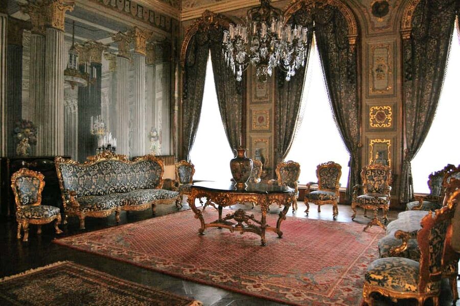 Dolmabahce Palace & Harem Skip-the-Line Entry & Audio Guide - Why Dolmabahce Palace feels different from Topkapi
