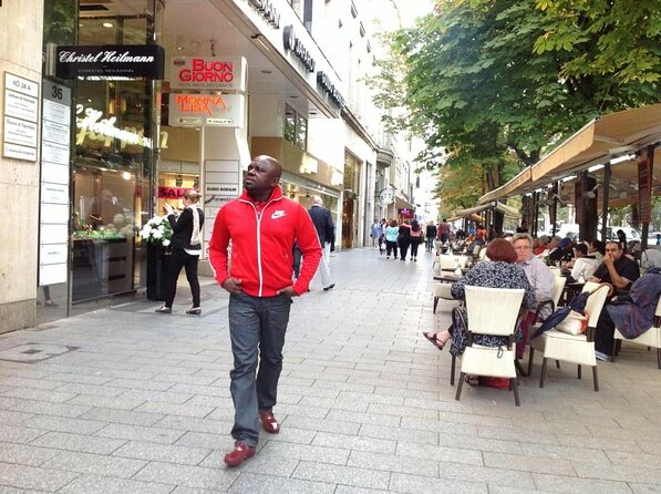 Dusseldorf: City Walk Audio Guide in 7 Languages on your Phone - Key things to know before walking
