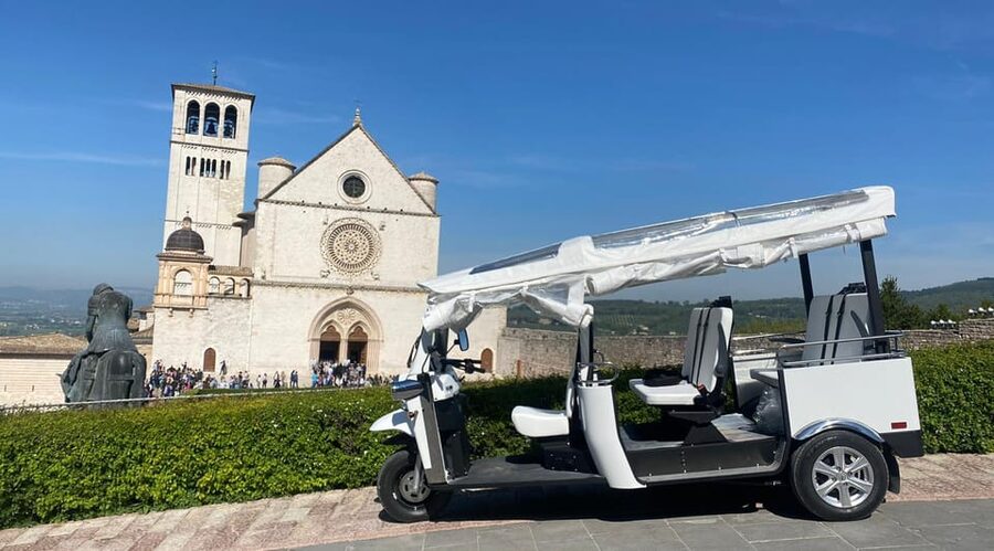 E - Tuk Panoramic Tour Assisi with audio guides - Piazza del Comune and the Roman Temple of Minerva