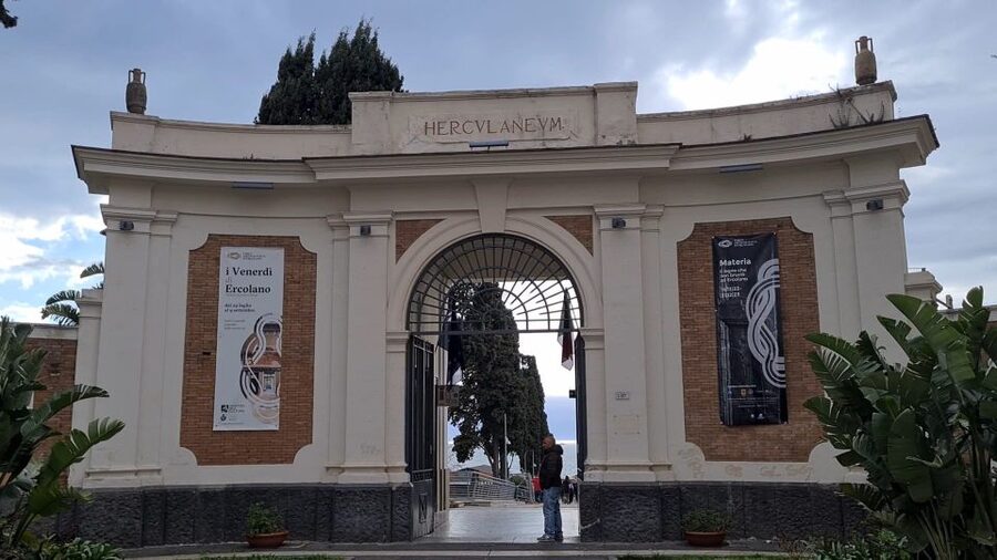 Ercolano: Herculaneum Skip-the-Line Ticket & Audio Guide - Walking the ancient alleys at your own pace