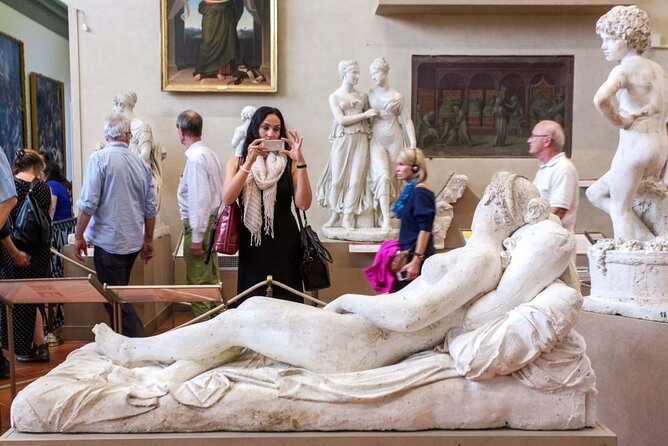 Florence Accademia and Uffizi Tickets with Multilingual Audio App - Walking across Florence to the Uffizi