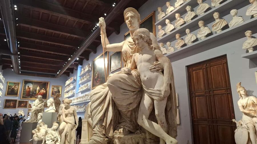 Florence: Accademia Gallery Reserved Entry & Audio Guide - Finding the blue-shirted assistant on Via Ricasoli