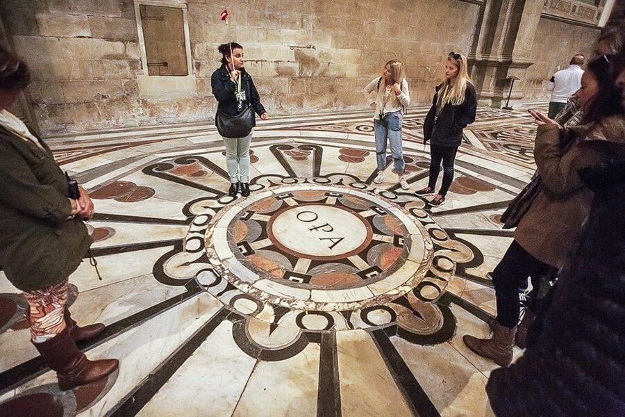 Florence Duomo, Baptistery & Opera Museum Audioguided Tour - Finding the guide in Piazza di San Giovanni