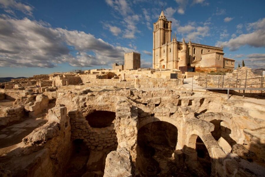 Fortaleza de la Mota Entrance Ticket with Audio Guide - The gates, streets, and houses
