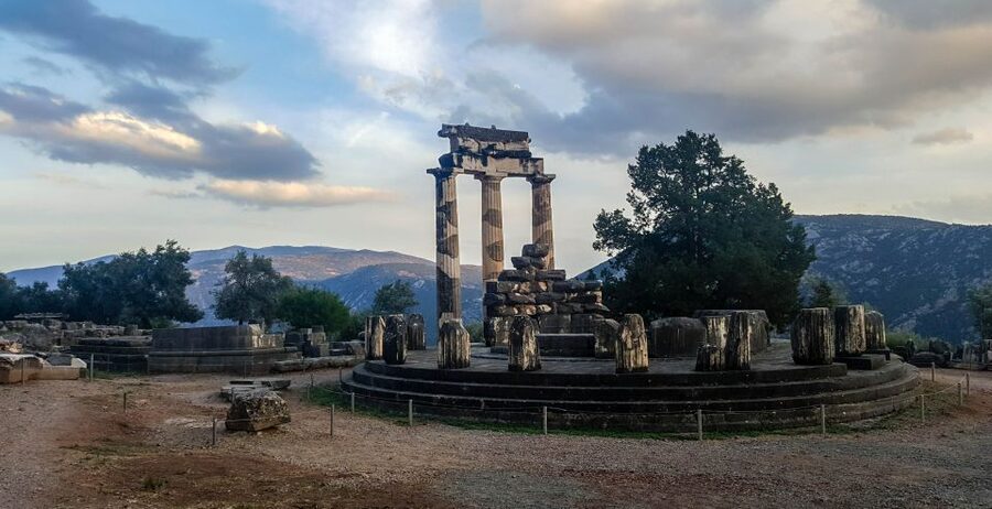 From Athens: Delphi Full Day V.R. Audio Guided Tour - The brief Arachova viewpoint