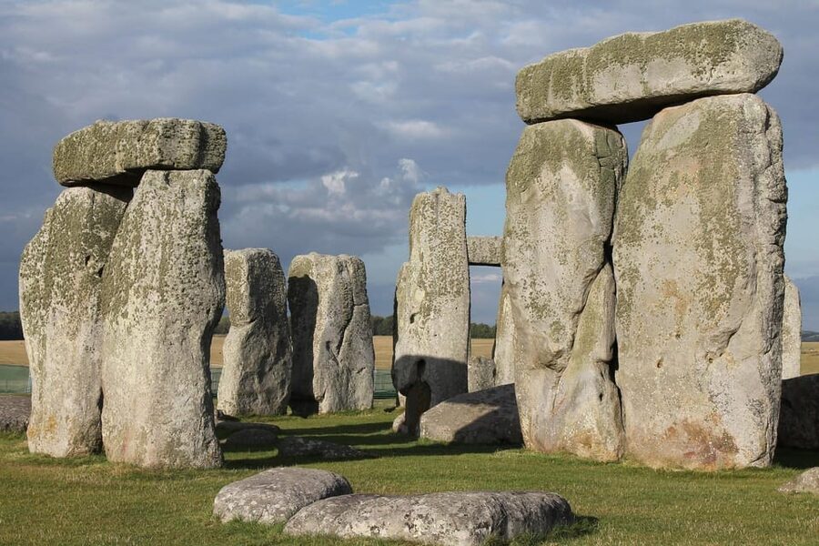 From London: Stonehenge Day Trip with Audioguide - What the audioguide adds