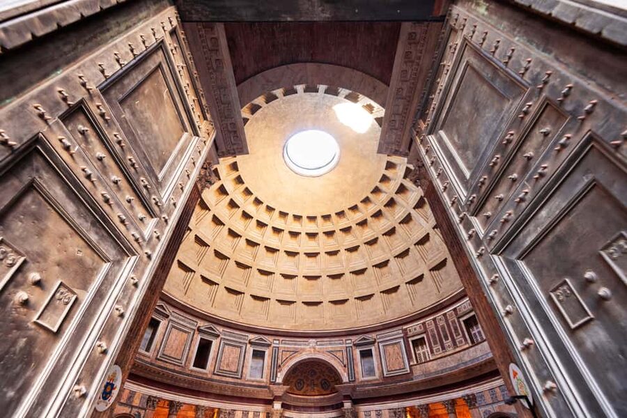 From Naples, Florence and Rome: Pantheon and smart audio - Entering the Pantheon and understanding its past