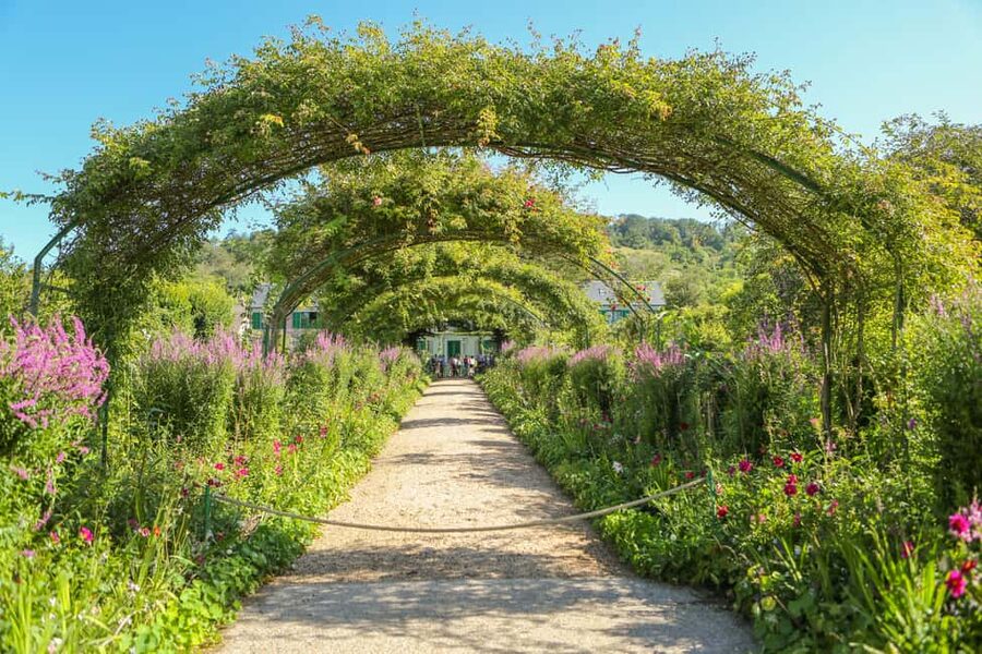 From Paris: Giverny Day Trip with Audio Guide or Live Guide - Who should book this Giverny trip?